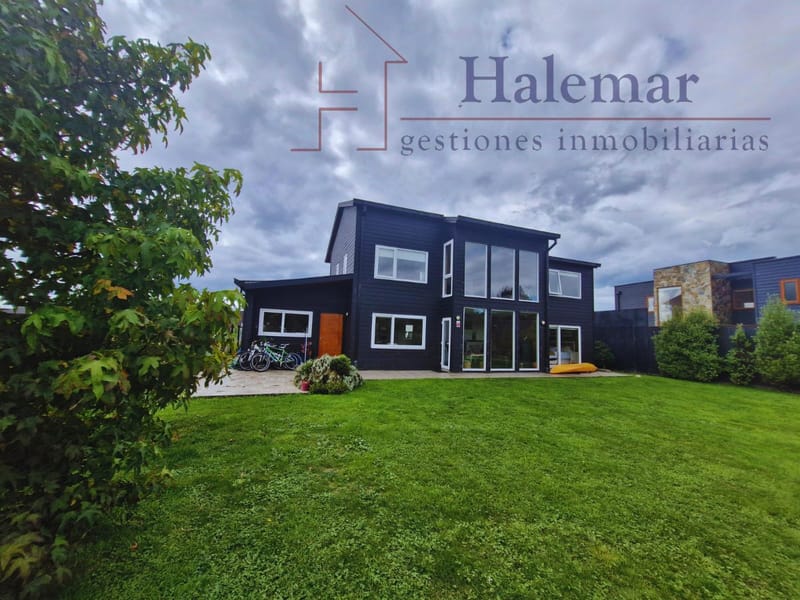 Venta Exclusiva – Elegante Casa Familiar en Loteo Centenario, Puerto Varas